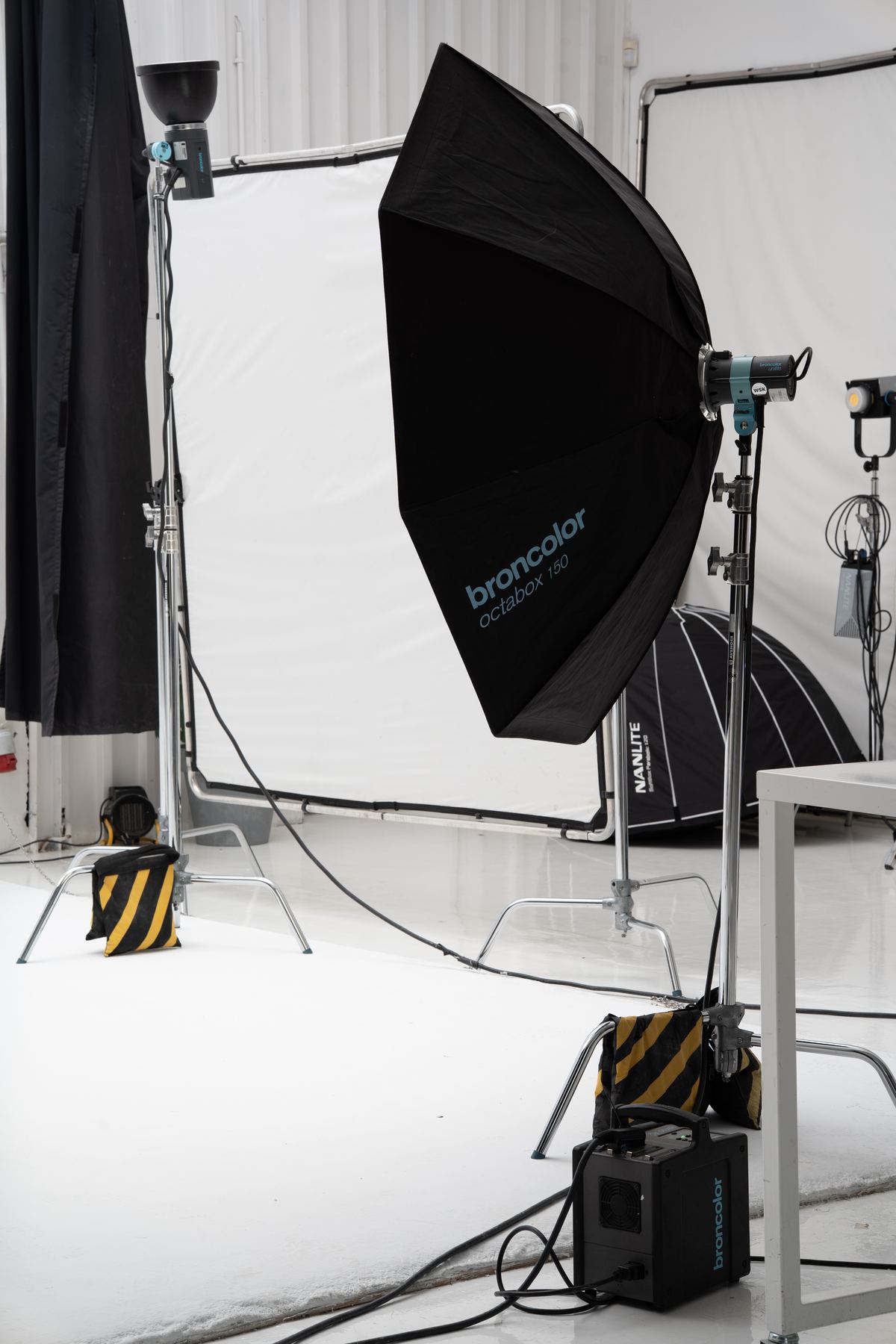 Lampy i softbox w białym studiu