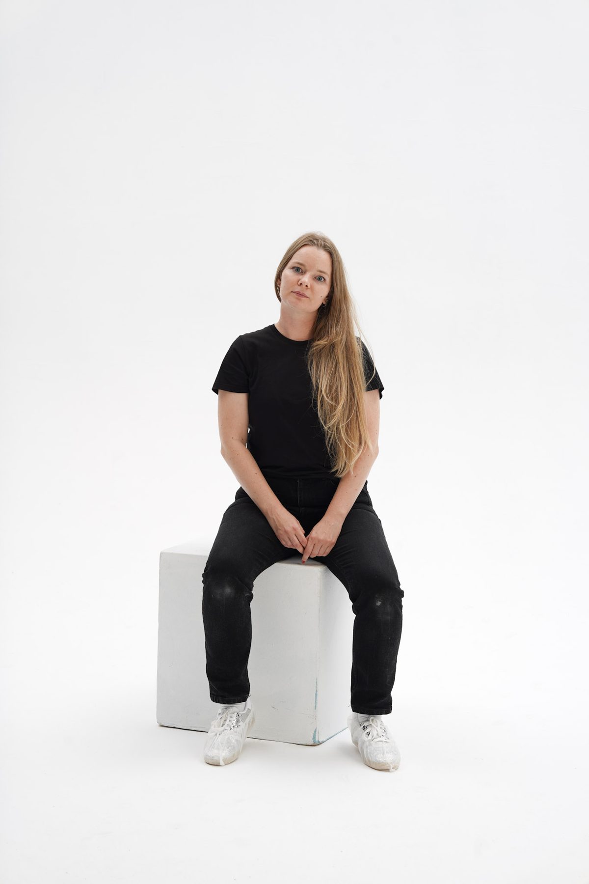 Marta Jarosz siedzi na białym sześcianie w studiu